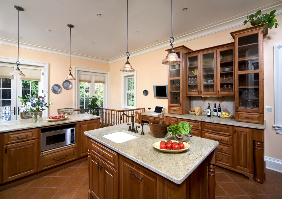 Immagine di una cucina chic con ante di vetro, lavello sottopiano e ante in legno bruno