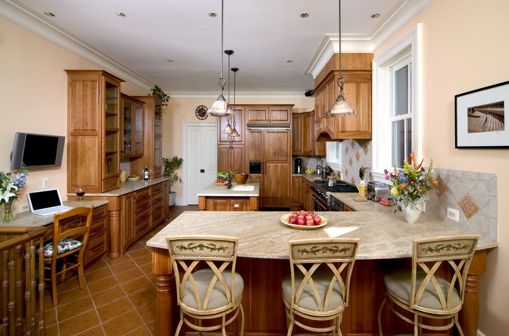 Идея дизайна: кухня в классическом стиле с фасадами с выступающей филенкой, фасадами цвета дерева среднего тона, серым фартуком и телевизором