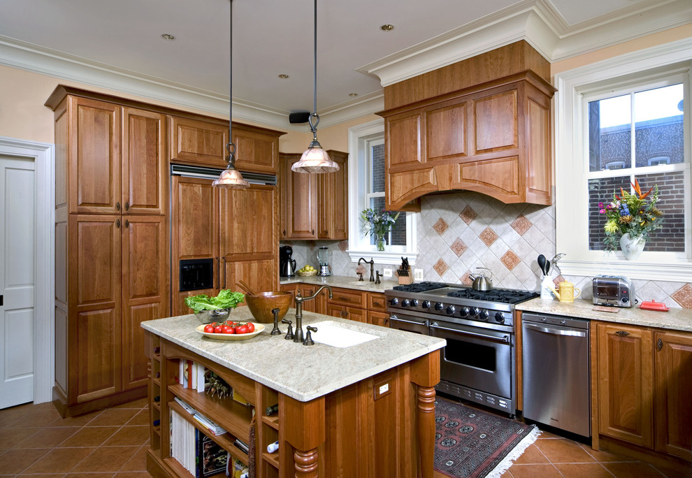Пример оригинального дизайна: кухня в классическом стиле с техникой под мебельный фасад, темными деревянными фасадами и разноцветным фартуком