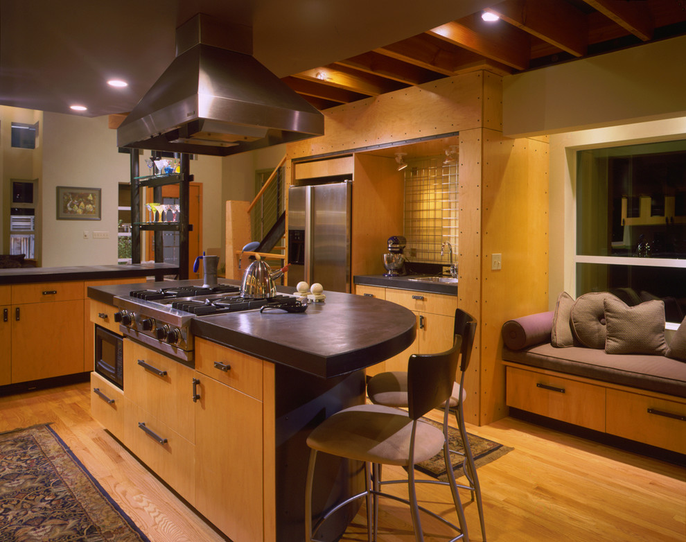 Стильный дизайн: угловая кухня в современном стиле с обеденным столом и столешницей из бетона - последний тренд