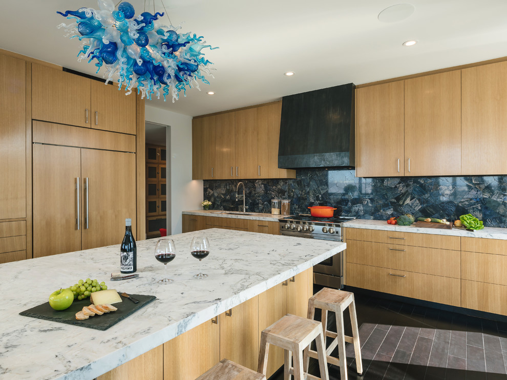 Moderne Küche in L-Form mit Waschbecken, hellen Holzschränken, Marmor-Arbeitsplatte, dunklem Holzboden, Kücheninsel, Küchenrückwand in Grau, Elektrogeräten mit Frontblende, grauem Boden und gelber Arbeitsplatte in Portland