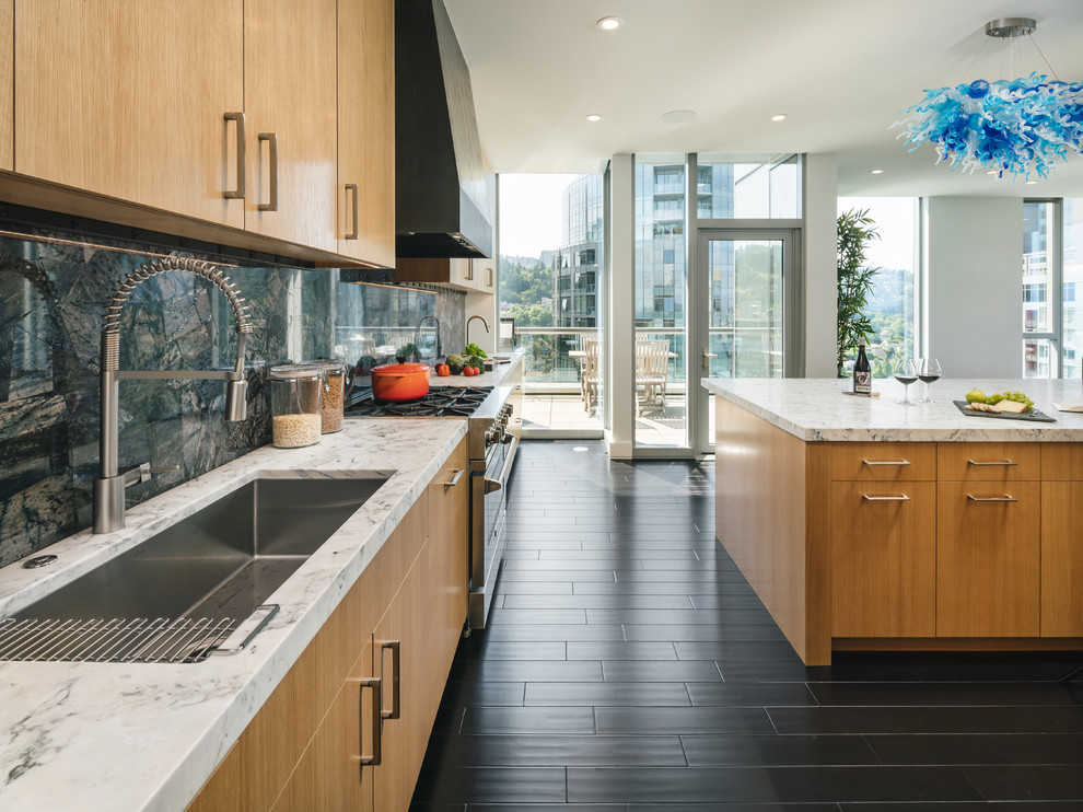 Moderne Küche in L-Form mit Waschbecken, Marmor-Arbeitsplatte, dunklem Holzboden und Kücheninsel in Portland