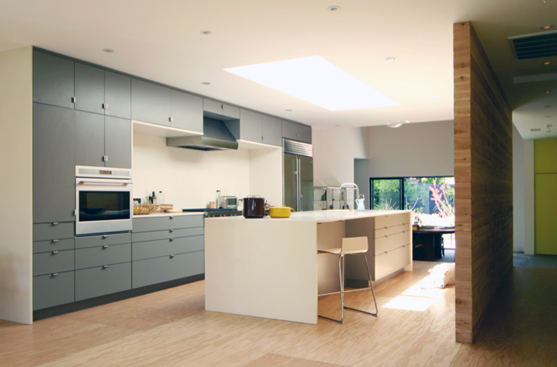 Exempel på ett stort modernt kök och matrum, med släta luckor, grå skåp, bänkskiva i kvarts, vitt stänkskydd, rostfria vitvaror, plywoodgolv, en köksö och en dubbel diskho