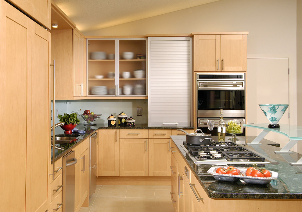 Пример оригинального дизайна: кухня в современном стиле с светлыми деревянными фасадами и техникой из нержавеющей стали