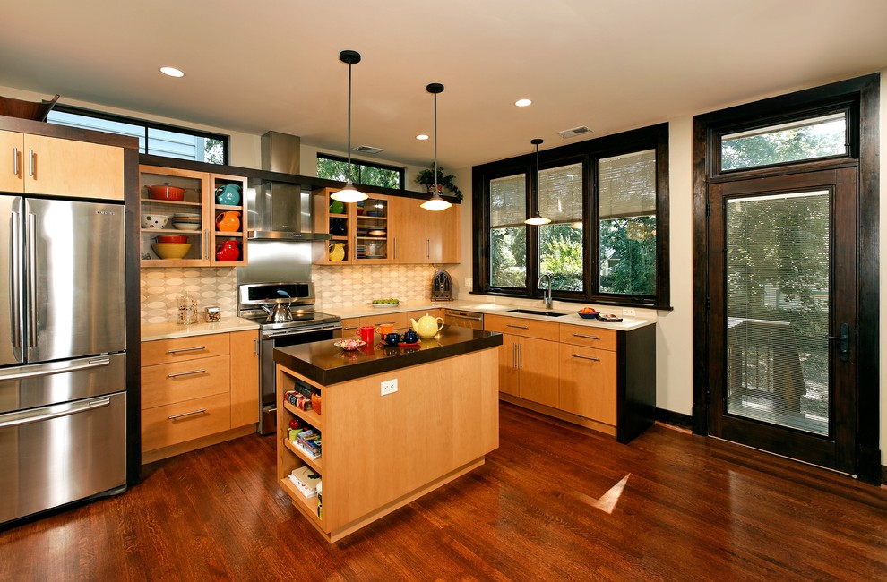 Cette image montre une cuisine design avec un électroménager en acier inoxydable.