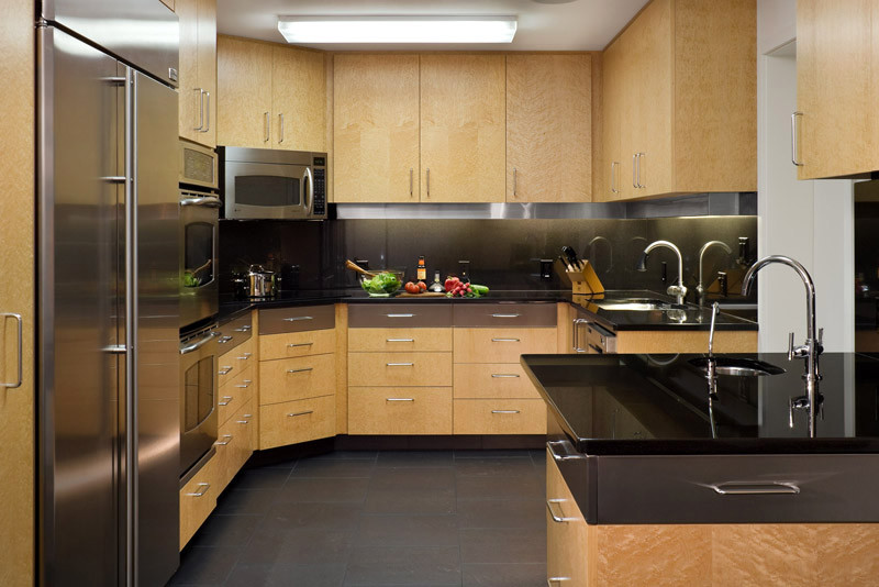 Esempio di una cucina contemporanea chiusa con ante lisce, ante in legno chiaro, top in granito, elettrodomestici in acciaio inossidabile, pavimento in gres porcellanato e pavimento nero