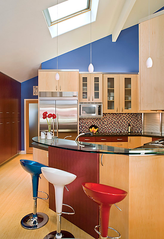 Foto på ett stort funkis kök, med en dubbel diskho, rostfria vitvaror, bambugolv, en köksö, luckor med glaspanel, skåp i ljust trä, bänkskiva i glas, flerfärgad stänkskydd och stänkskydd i mosaik