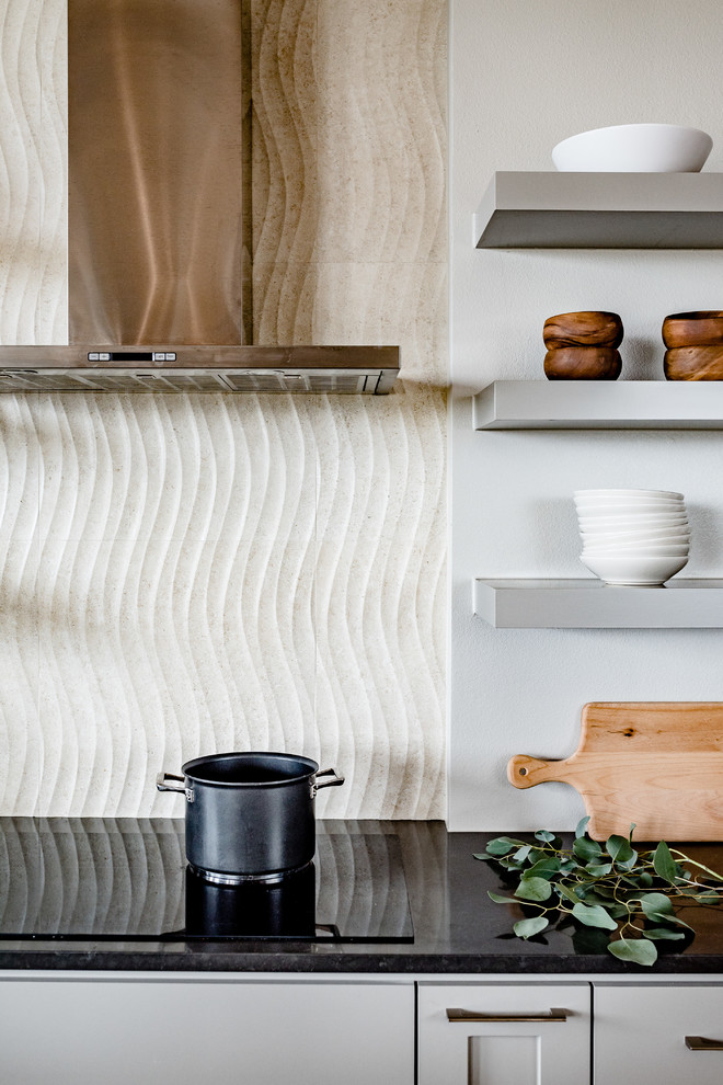 Foto de cocina contemporánea con armarios estilo shaker, salpicadero beige, salpicadero de piedra caliza, electrodomésticos de acero inoxidable y suelo de madera clara