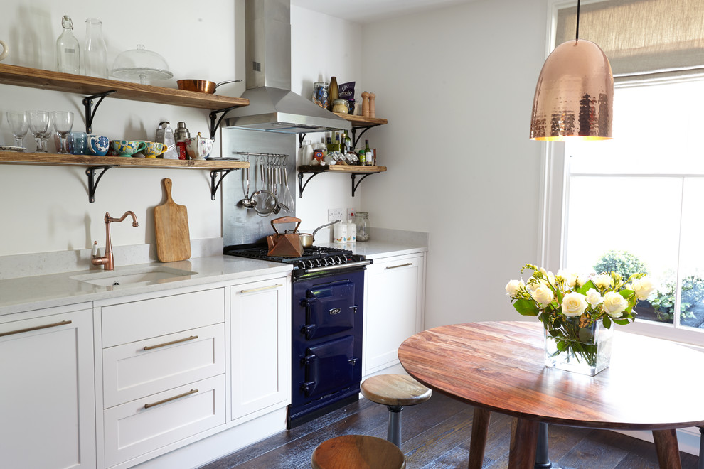 Esempio di una cucina lineare country con lavello sottopiano, ante in stile shaker, ante bianche, paraspruzzi bianco e elettrodomestici colorati