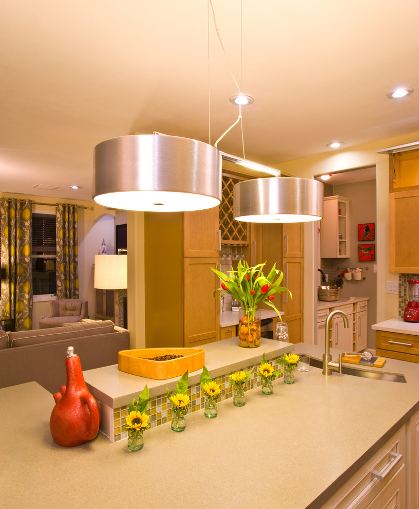 Inspiration for a large contemporary kitchen in Los Angeles.