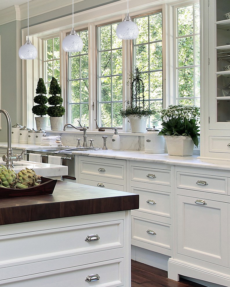 Immagine di una cucina etnica di medie dimensioni con lavello da incasso, ante lisce, ante con finitura invecchiata, top in quarzite, paraspruzzi grigio e paraspruzzi con piastrelle di vetro