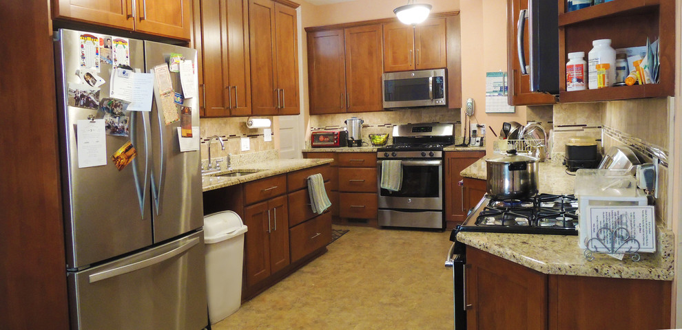 Foto på ett stort vintage grå kök, med en undermonterad diskho, skåp i shakerstil, bruna skåp, granitbänkskiva, beige stänkskydd, rostfria vitvaror, linoleumgolv, stänkskydd i porslinskakel och beiget golv