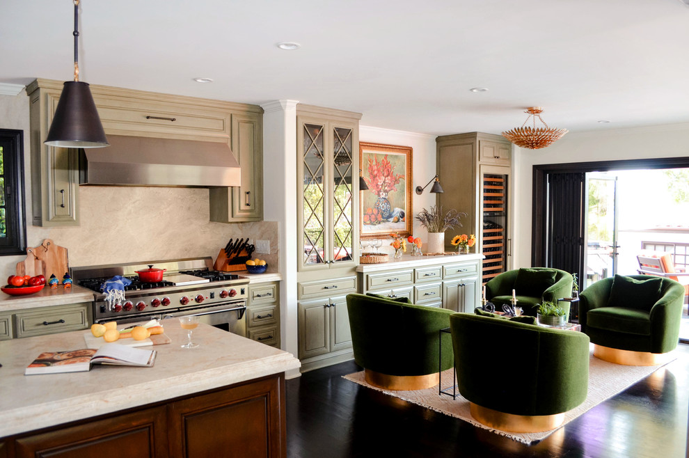 ロサンゼルスにあるラグジュアリーな広い地中海スタイルのおしゃれなキッチン (アンダーカウンターシンク、レイズドパネル扉のキャビネット、緑のキャビネット、珪岩カウンター、ベージュキッチンパネル、石スラブのキッチンパネル、パネルと同色の調理設備、濃色無垢フローリング、茶色い床、ベージュのキッチンカウンター) の写真