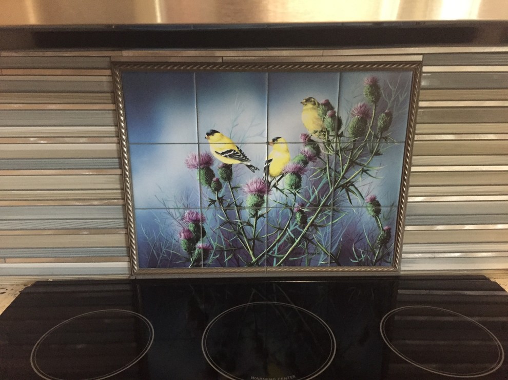 Foto på ett mellanstort kök, med en undermonterad diskho, luckor med upphöjd panel, vita skåp, bänkskiva i återvunnet glas, blått stänkskydd, stänkskydd i mosaik, rostfria vitvaror och vinylgolv