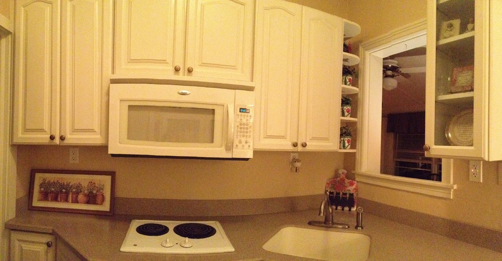 Inredning av ett klassiskt litet linjärt kök och matrum, med en integrerad diskho, luckor med upphöjd panel, vita skåp, bänkskiva i koppar, vitt stänkskydd, vita vitvaror och terrazzogolv