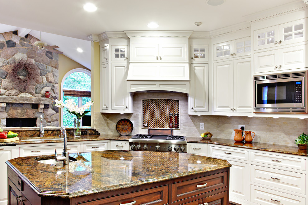 Kitchen - traditional kitchen idea in Detroit