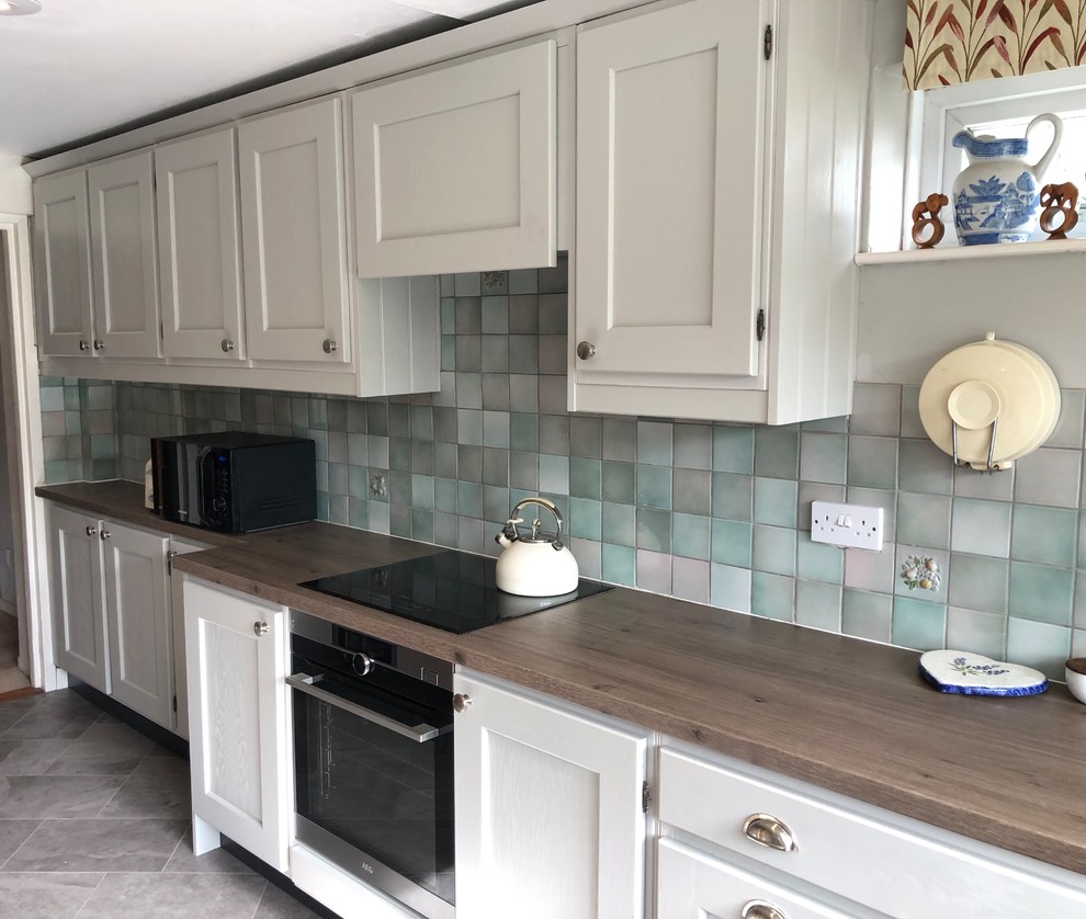 Landhaus Küche mit Einbauwaschbecken, Schrankfronten im Shaker-Stil, grauen Schränken, Laminat-Arbeitsplatte, Vinylboden, grauem Boden und brauner Arbeitsplatte in Oxfordshire
