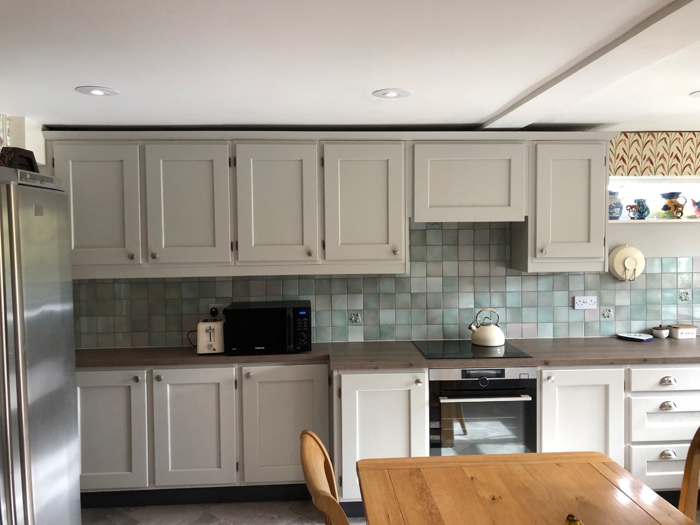 Landhausstil Küche mit Einbauwaschbecken, Schrankfronten im Shaker-Stil, grauen Schränken, Laminat-Arbeitsplatte, Vinylboden, grauem Boden und brauner Arbeitsplatte in Oxfordshire