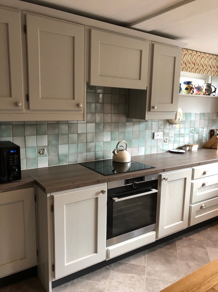 Foto di una cucina country con lavello da incasso, ante in stile shaker, ante grigie, top in laminato, pavimento in vinile, pavimento grigio e top marrone