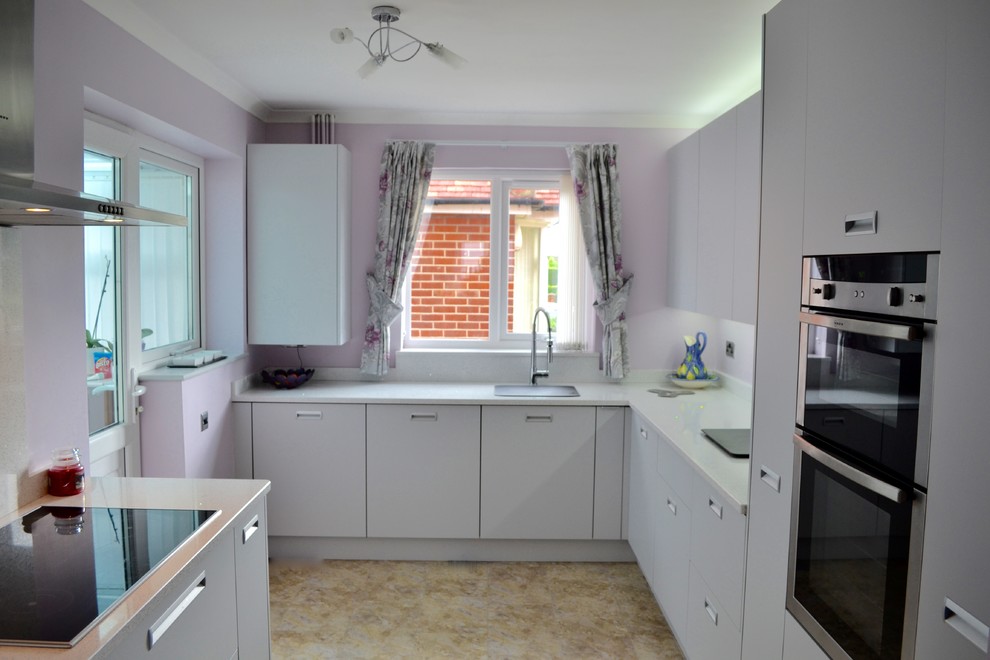 Trendy kitchen photo in Oxfordshire with quartzite countertops