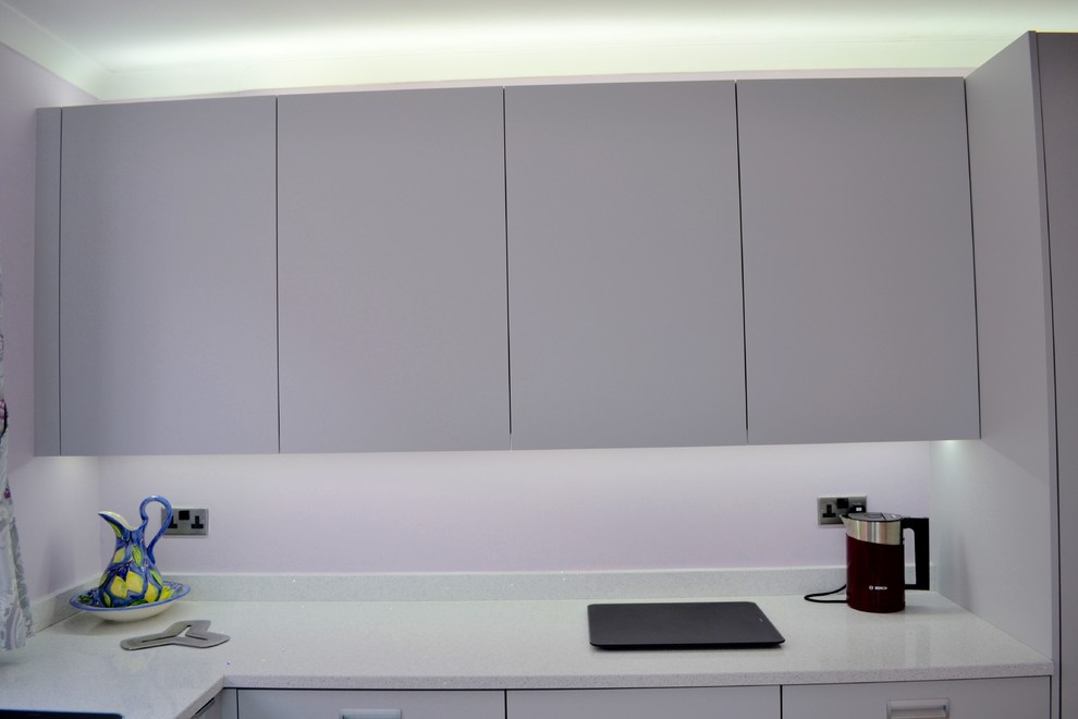 Foto di una cucina minimal con top in quarzite
