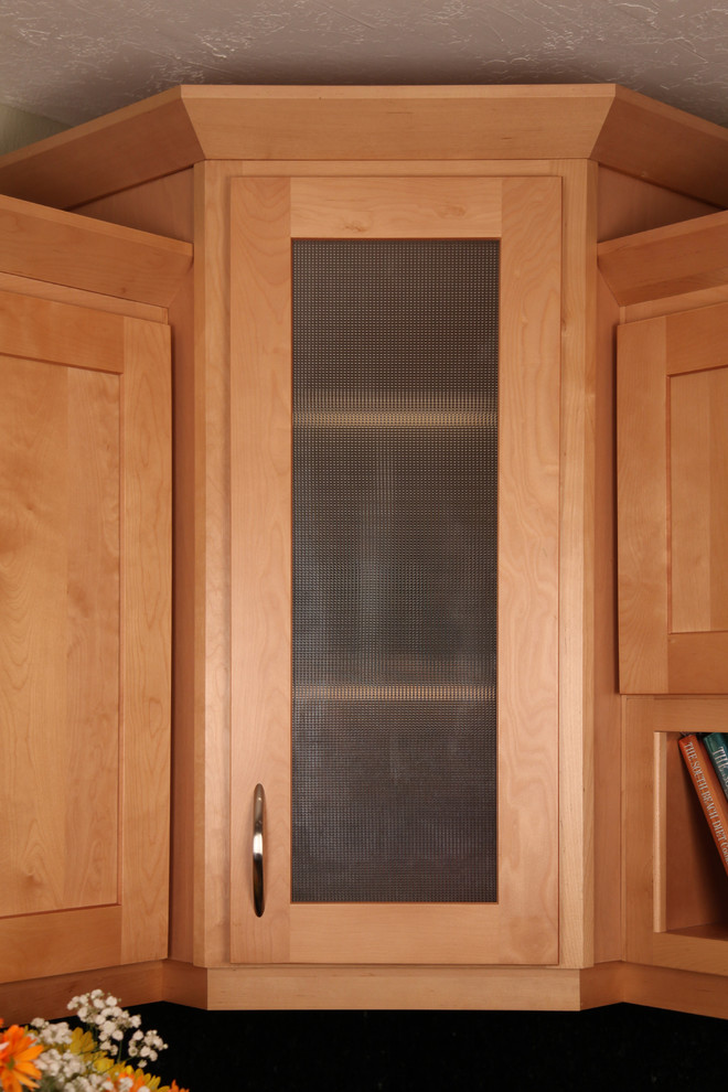 Bild på ett mellanstort funkis kök, med en undermonterad diskho, skåp i shakerstil, skåp i mellenmörkt trä, granitbänkskiva, svart stänkskydd, stänkskydd i sten, rostfria vitvaror och marmorgolv