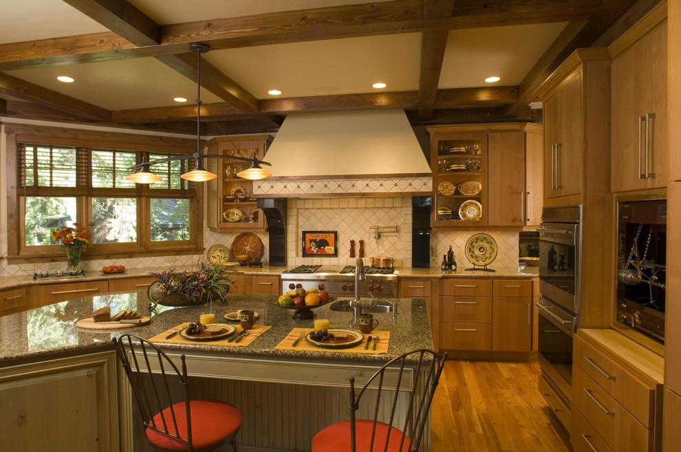 Imagen de cocina rústica con armarios con paneles lisos, puertas de armario de madera oscura, salpicadero beige y barras de cocina