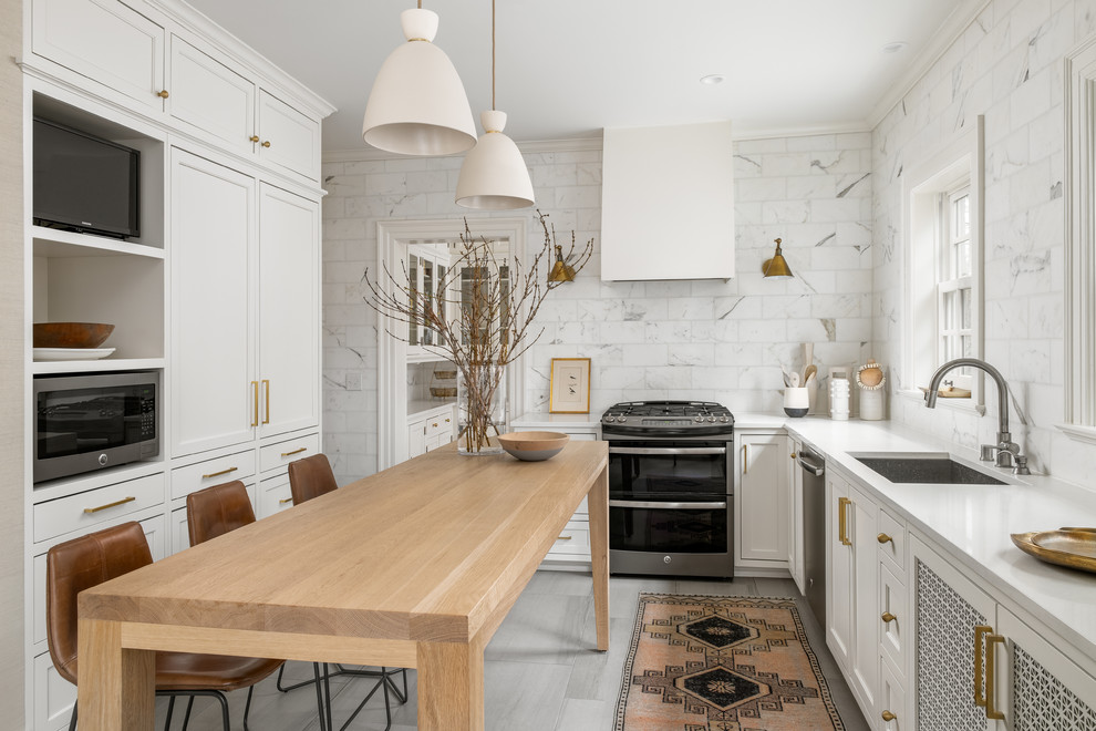 Inspiration för ett vintage vit vitt kök, med en undermonterad diskho, luckor med infälld panel, vita skåp, vitt stänkskydd, rostfria vitvaror och grått golv