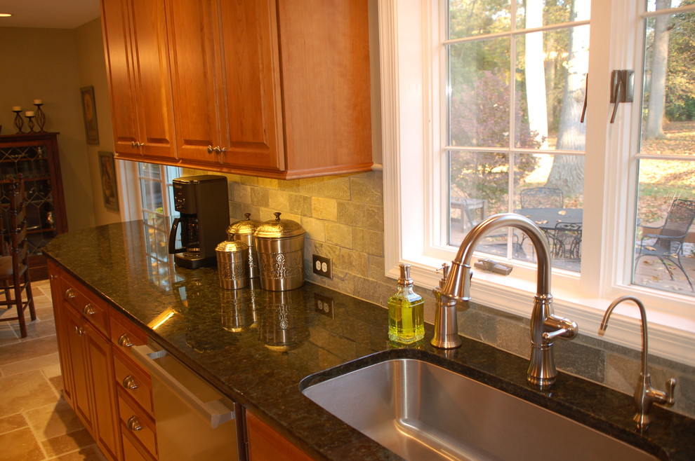 Exempel på ett klassiskt kök och matrum, med en undermonterad diskho, luckor med infälld panel, skåp i ljust trä, granitbänkskiva och rostfria vitvaror