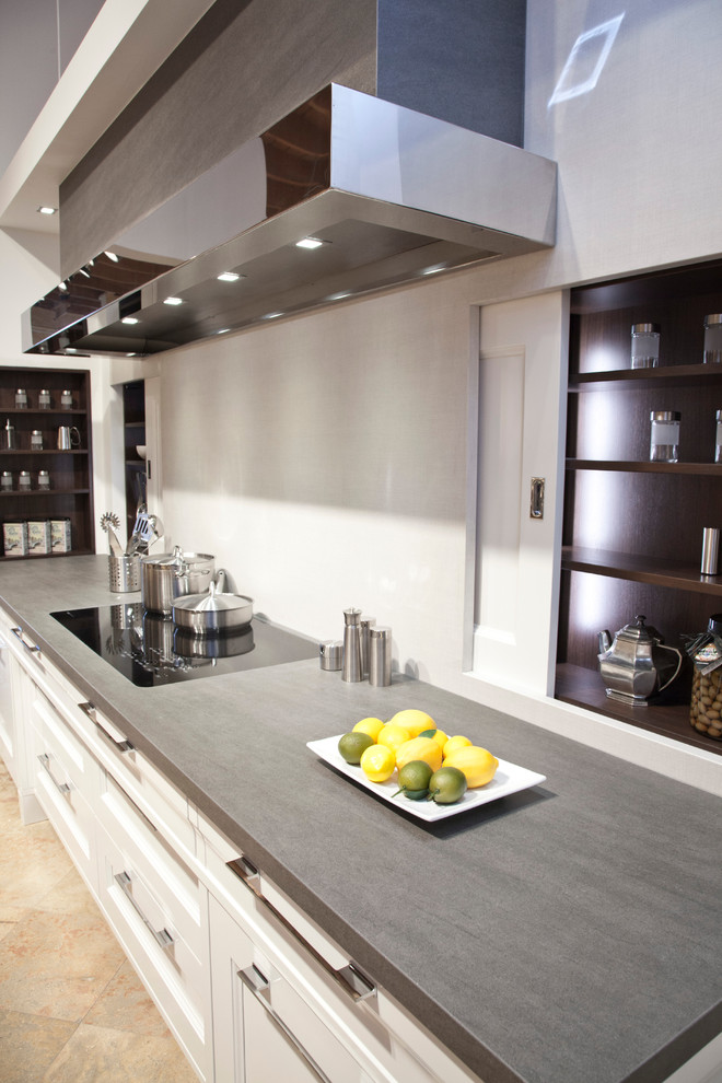 Immagine di una grande cucina design con ante con riquadro incassato, ante bianche e elettrodomestici in acciaio inossidabile