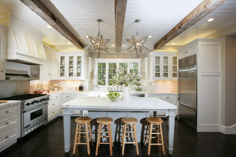 Klassische Küchenbar in U-Form mit Glasfronten, Küchengeräten aus Edelstahl, Marmor-Arbeitsplatte, weißen Schränken und Küchenrückwand in Weiß in San Francisco