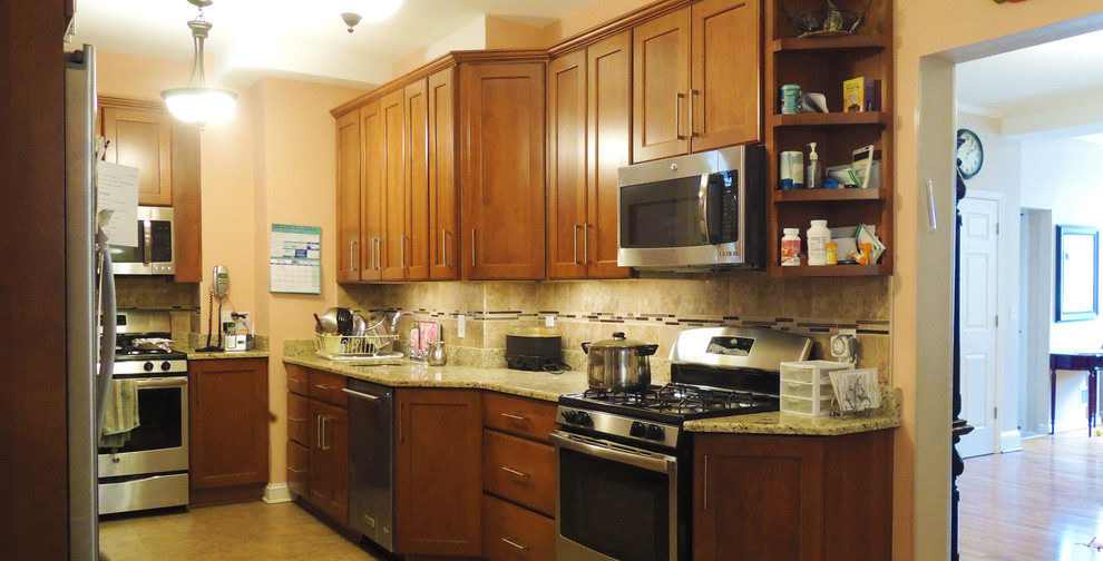 Foto på ett stort vintage grå kök, med en undermonterad diskho, skåp i shakerstil, bruna skåp, granitbänkskiva, beige stänkskydd, stänkskydd i porslinskakel, rostfria vitvaror, linoleumgolv och beiget golv
