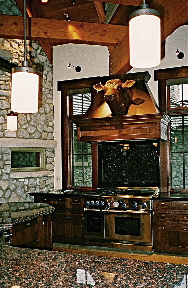 Idéer för mycket stora rustika kök, med en rustik diskho, luckor med upphöjd panel, skåp i slitet trä, granitbänkskiva, svart stänkskydd, stänkskydd i sten, rostfria vitvaror, marmorgolv och en köksö