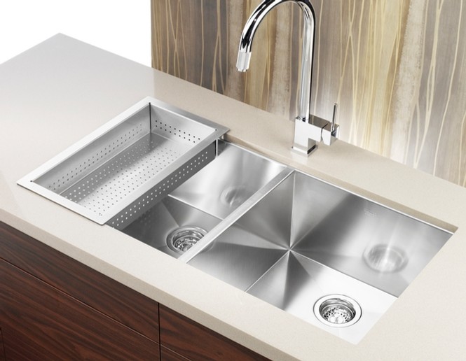 Immagine di una cucina lineare design con lavello a doppia vasca, ante lisce, ante in legno scuro, paraspruzzi beige e elettrodomestici in acciaio inossidabile