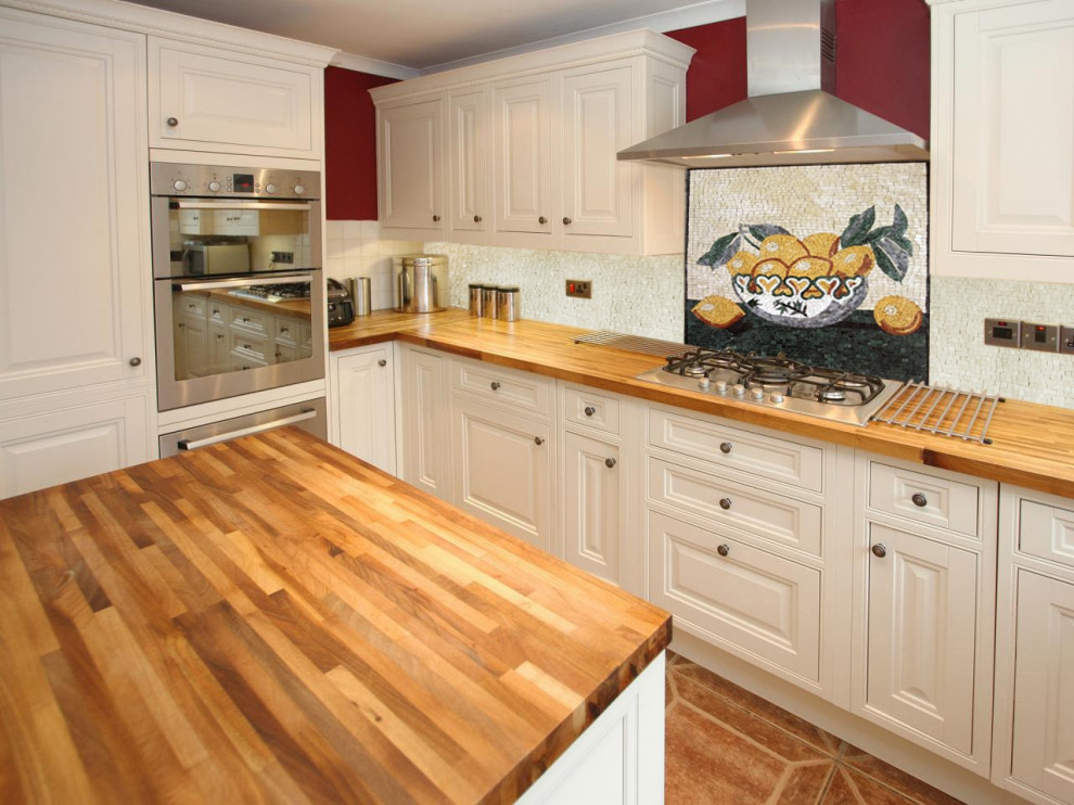 Пример оригинального дизайна: маленькая кухня в классическом стиле с желтым фартуком и фартуком из плитки мозаики для на участке и в саду