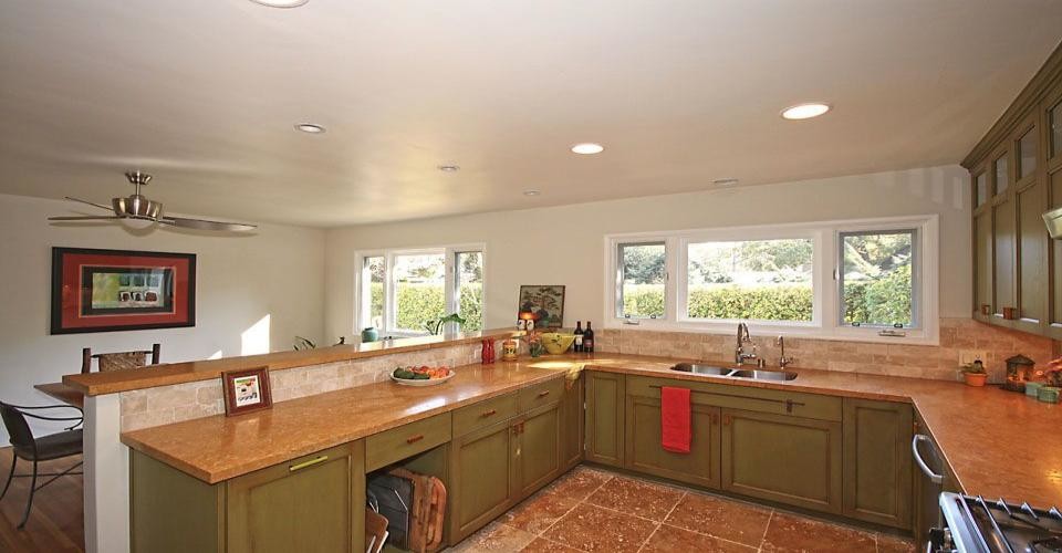 Imagen de cocina moderna sin isla con armarios con paneles empotrados, puertas de armario verdes y salpicadero beige