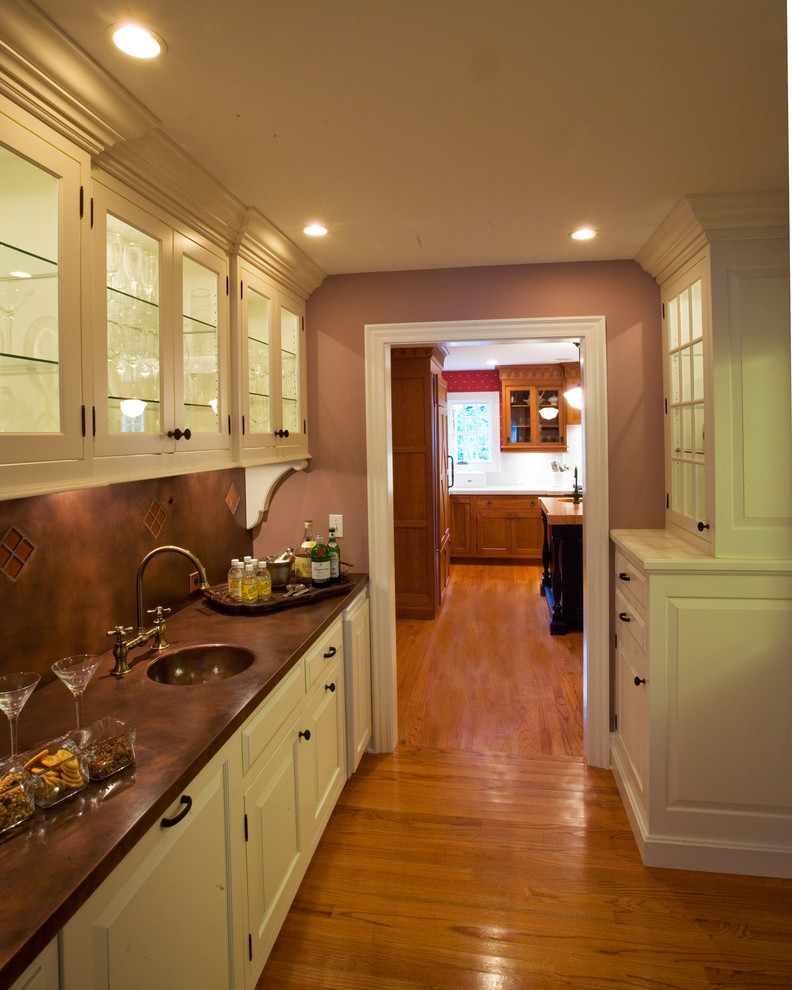 Inspiration för ett vintage kök, med en integrerad diskho, vita skåp, brunt stänkskydd, mellanmörkt trägolv, luckor med upphöjd panel, bänkskiva i akrylsten, stänkskydd i sten och rostfria vitvaror