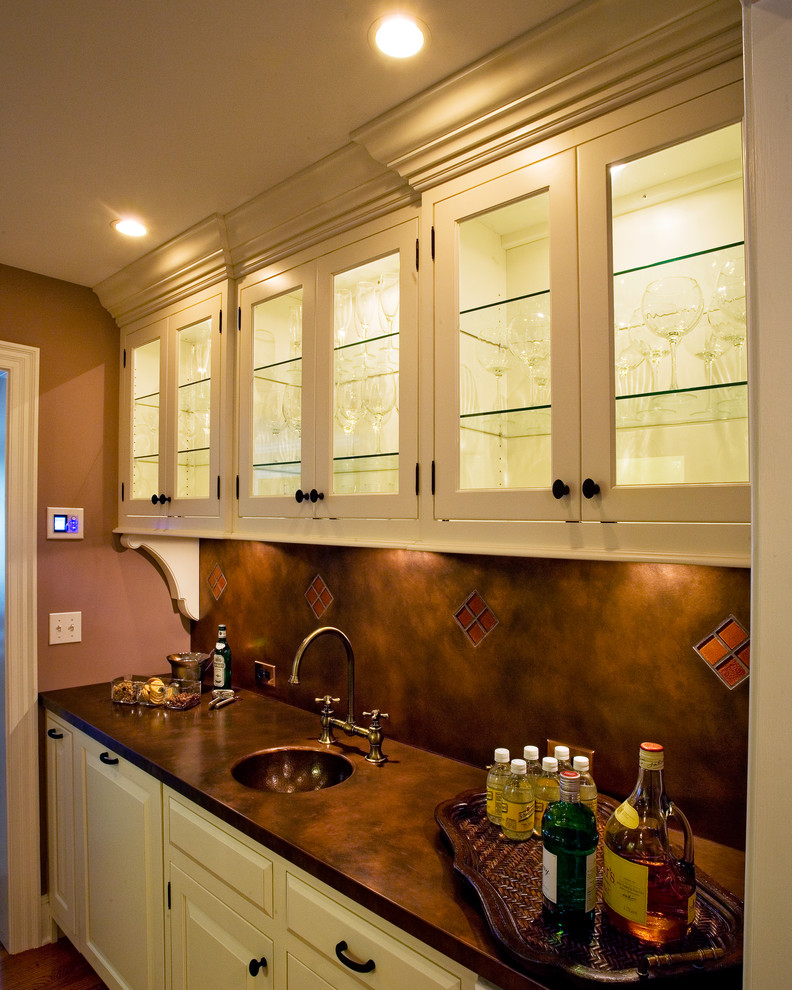Idéer för ett klassiskt kök, med en integrerad diskho, vita skåp, brunt stänkskydd, mellanmörkt trägolv, luckor med upphöjd panel, bänkskiva i akrylsten, stänkskydd i sten och rostfria vitvaror