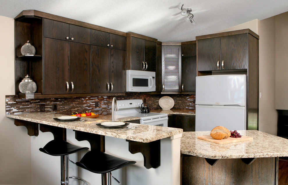 Bild på ett mellanstort funkis kök, med en undermonterad diskho, släta luckor, bruna skåp, granitbänkskiva, brunt stänkskydd, vita vitvaror, en köksö, stänkskydd i stickkakel och mellanmörkt trägolv