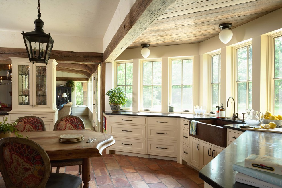 На фото: кухня в классическом стиле с с полувстраиваемой мойкой (с передним бортиком), фасадами с утопленной филенкой, бежевыми фасадами и эркером с