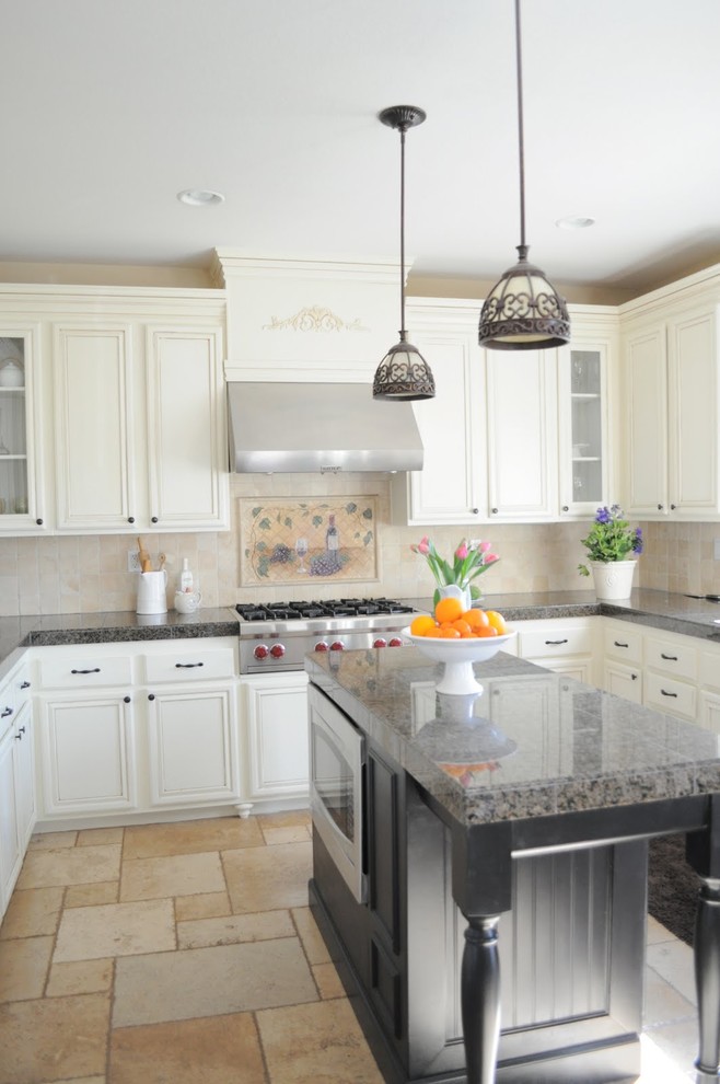 Cette photo montre une cuisine chic avec des portes de placard blanches, une crédence beige et un électroménager en acier inoxydable.