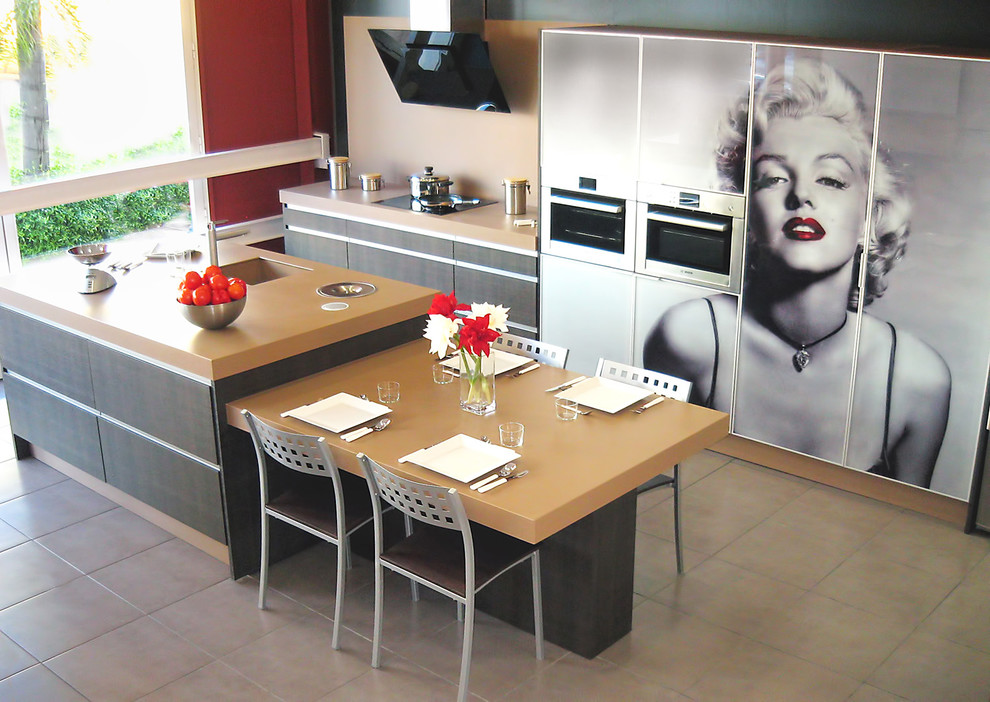 Foto de cocina comedor moderna de tamaño medio con fregadero integrado, armarios con paneles lisos, suelo de baldosas de porcelana y una isla