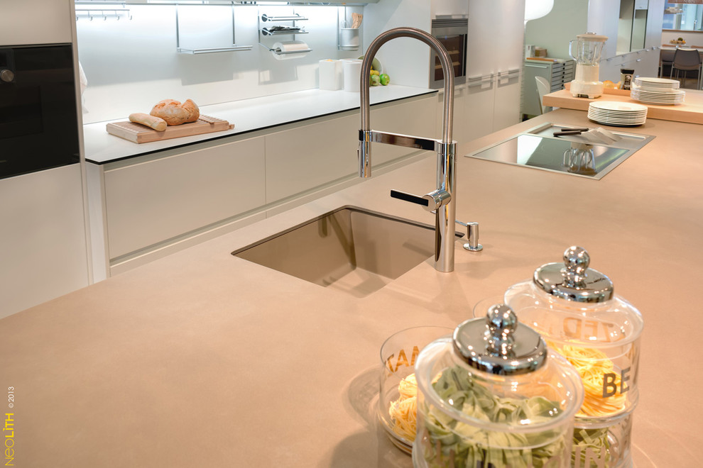 Mittelgroße Moderne Wohnküche mit integriertem Waschbecken, flächenbündigen Schrankfronten, gelben Schränken und Kücheninsel in Atlanta