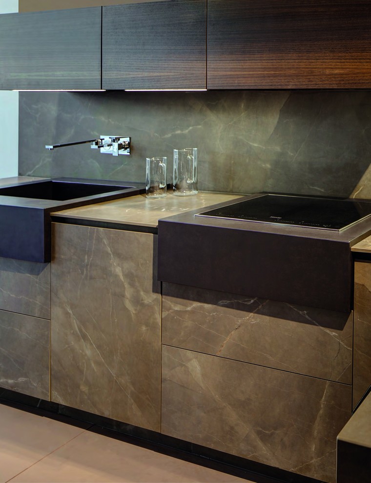 Immagine di una cucina abitabile minimalista di medie dimensioni con lavello integrato, paraspruzzi in lastra di pietra e pavimento in gres porcellanato