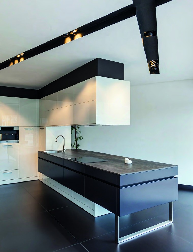 Foto di una cucina abitabile moderna di medie dimensioni con ante lisce, ante bianche e pavimento in gres porcellanato