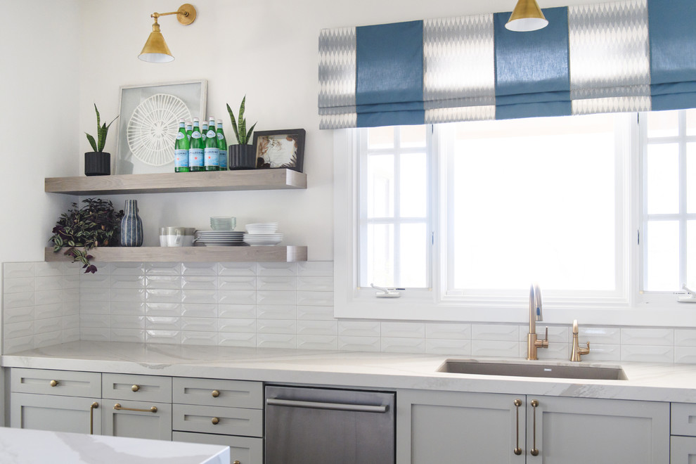 Immagine di una grande cucina minimalista con lavello sottopiano, ante in stile shaker, ante grigie, paraspruzzi multicolore, elettrodomestici in acciaio inossidabile, parquet scuro, pavimento marrone e top bianco