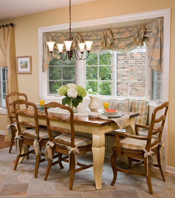 Immagine di una sala da pranzo aperta verso la cucina classica di medie dimensioni con pavimento in ardesia