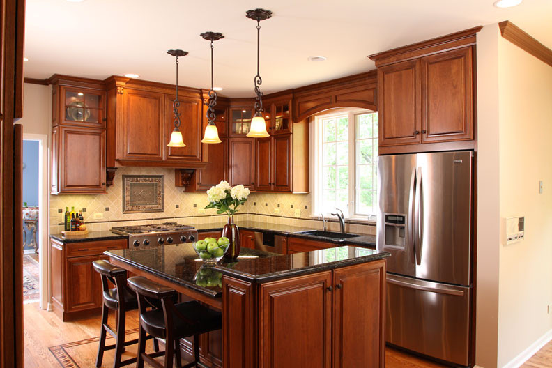 Example of a mid-sized classic u-shaped light wood floor eat-in kitchen design in Chicago with an undermount sink, raised-panel cabinets, medium tone wood cabinets, granite countertops, beige backsplash, stainless steel appliances and an island