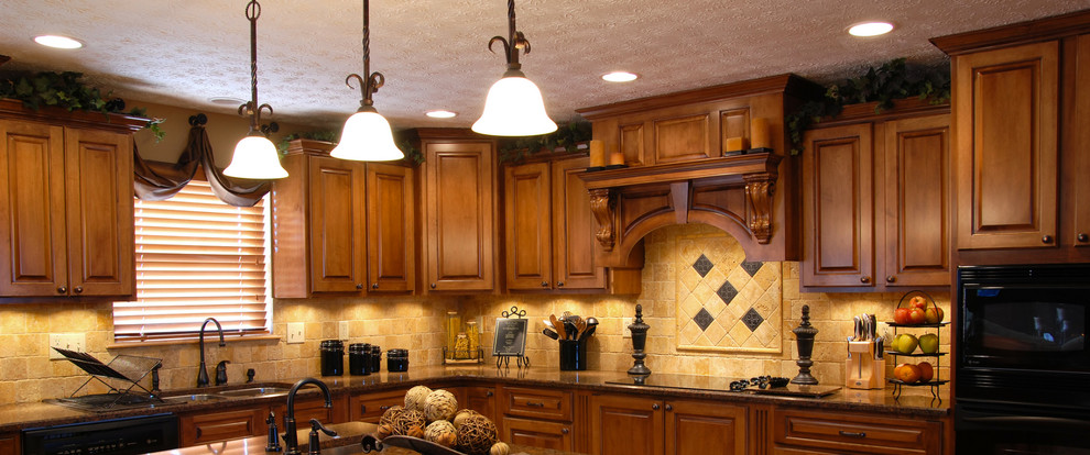 Пример оригинального дизайна: большая угловая кухня в классическом стиле с обеденным столом, двойной мойкой, фасадами цвета дерева среднего тона, столешницей из оникса, бежевым фартуком, фартуком из цементной плитки, черной техникой и островом