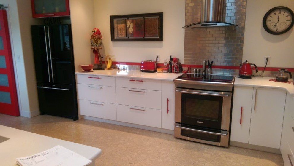 Пример оригинального дизайна: кухня в стиле модернизм с фартуком из металлической плитки и пробковым полом